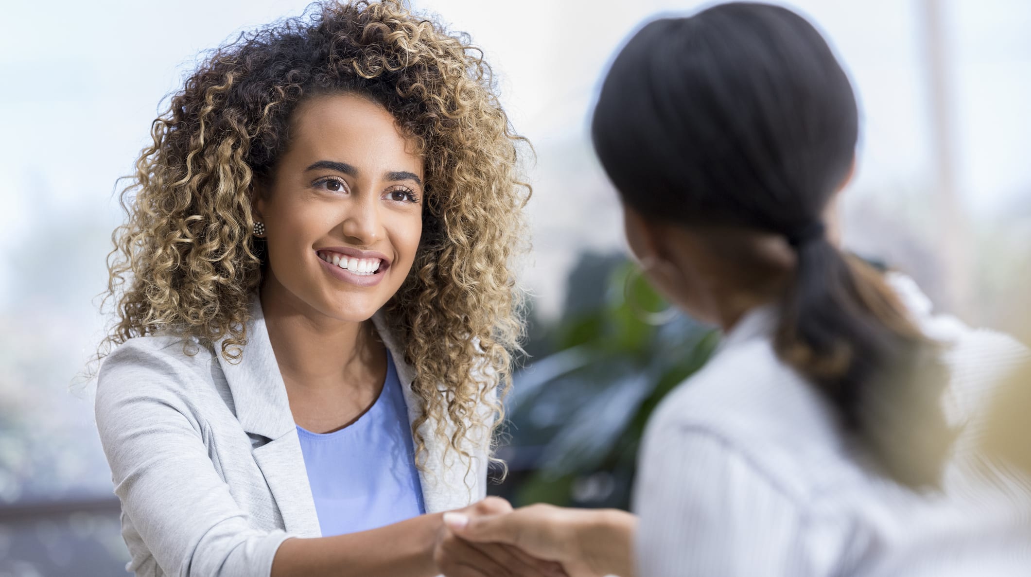 Medical Device Selling: Salesperson shaking hands with a doctor